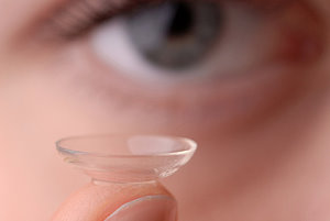 Eine Kontaktlinse