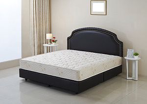 Ein Doppelbett mit Matratze