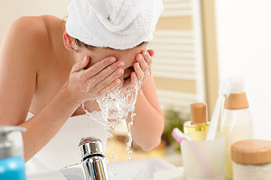 Frau beim Gesicht waschen