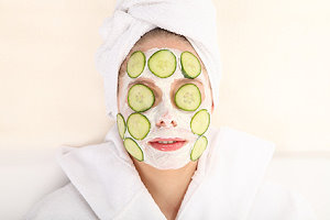 Frau mit natürlicher Gesichtsmaske