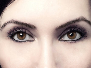 Frau mit schön geschminkten Augen