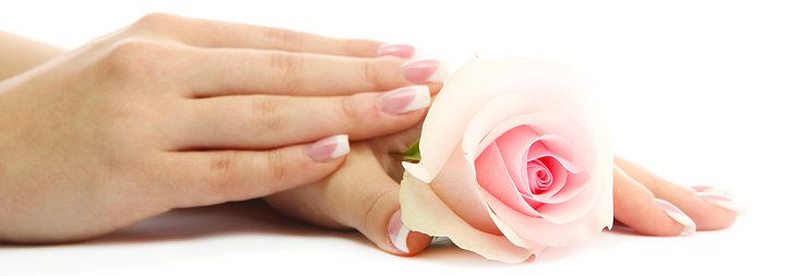 Hände mit künstlichen Fingernägeln und Rose