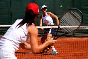 Zwei Frauen beim Tennis spielen
