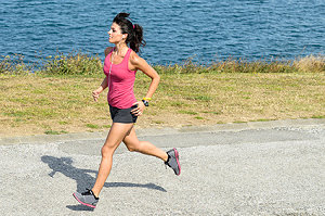 Frau beim Training für den Halbmarathon