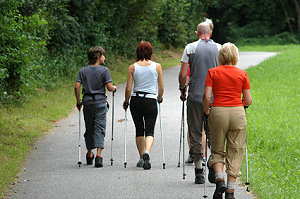 Eine Gruppe beim Nordic Walking