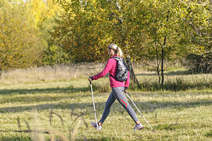 Eine junge Frau beim Nordic Walking