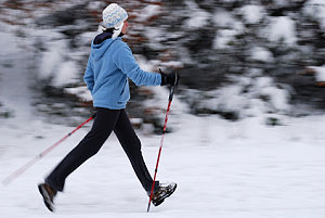 Frau beim Nordic Walking im Winter