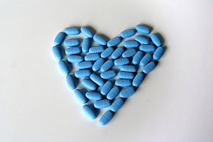 Blaue Tabletten bilden ein Herz