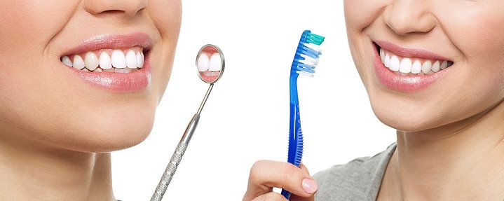 Frau bei der Zahnpflege gegen Mundgeruch