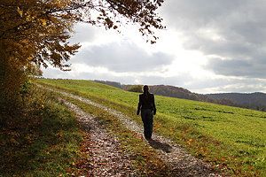 Frau beim Spaziergang im Herbst