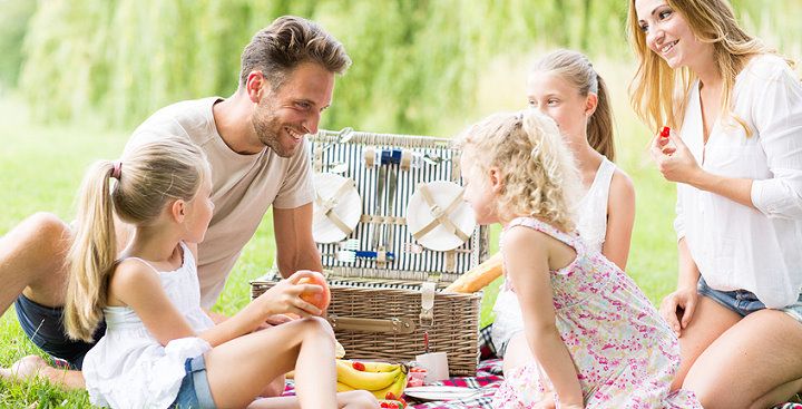 Familie beim Picknicken