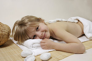 Kleines Mädchen bei der Hot Stone Massage