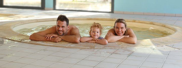Familie im Thermalbad