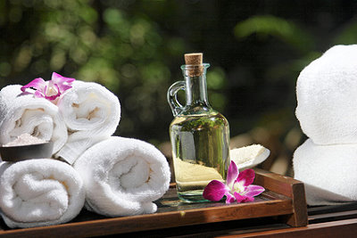 Handtücher und Massageöl