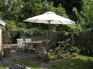 Ein Sonnenschirm im Garten